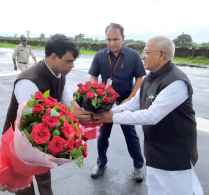 प्रदेश के राज्यपाल मंगू भाई पटेल का रतलाम आगमन पर बंजली हवाई पट्टी पर आत्मीय स्वागत, अभिनंदन किया गया। हवाई पट्टी पर महापौर प्रहलाद पटेल, पूर्व विधायक श्रीमती संगीता चारेल, कलेक्टर नरेंद्र सूर्यवंशी, पुलिस उपमहानिरीक्षक सुशांत सक्सेना, पुलिस अधीक्षक अभिषेक तिवारी द्वारा पुष्पगुच्छ भेंट किए गए,